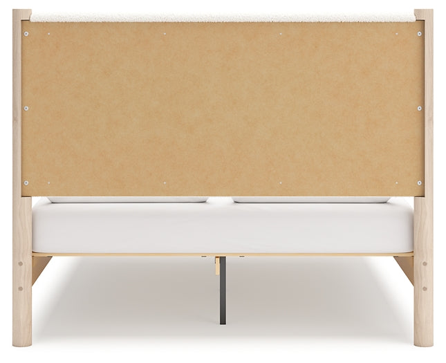 Cama Cadmori tapizada con paneles, cómoda y espejo
