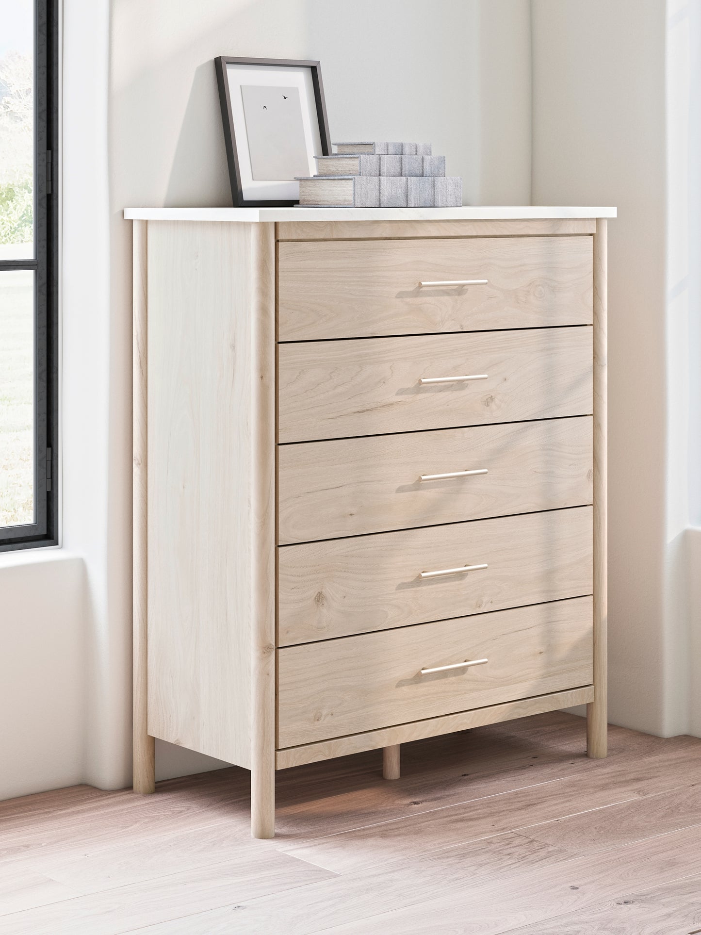 Cama Cadmori tapizada con paneles, cómoda y espejo