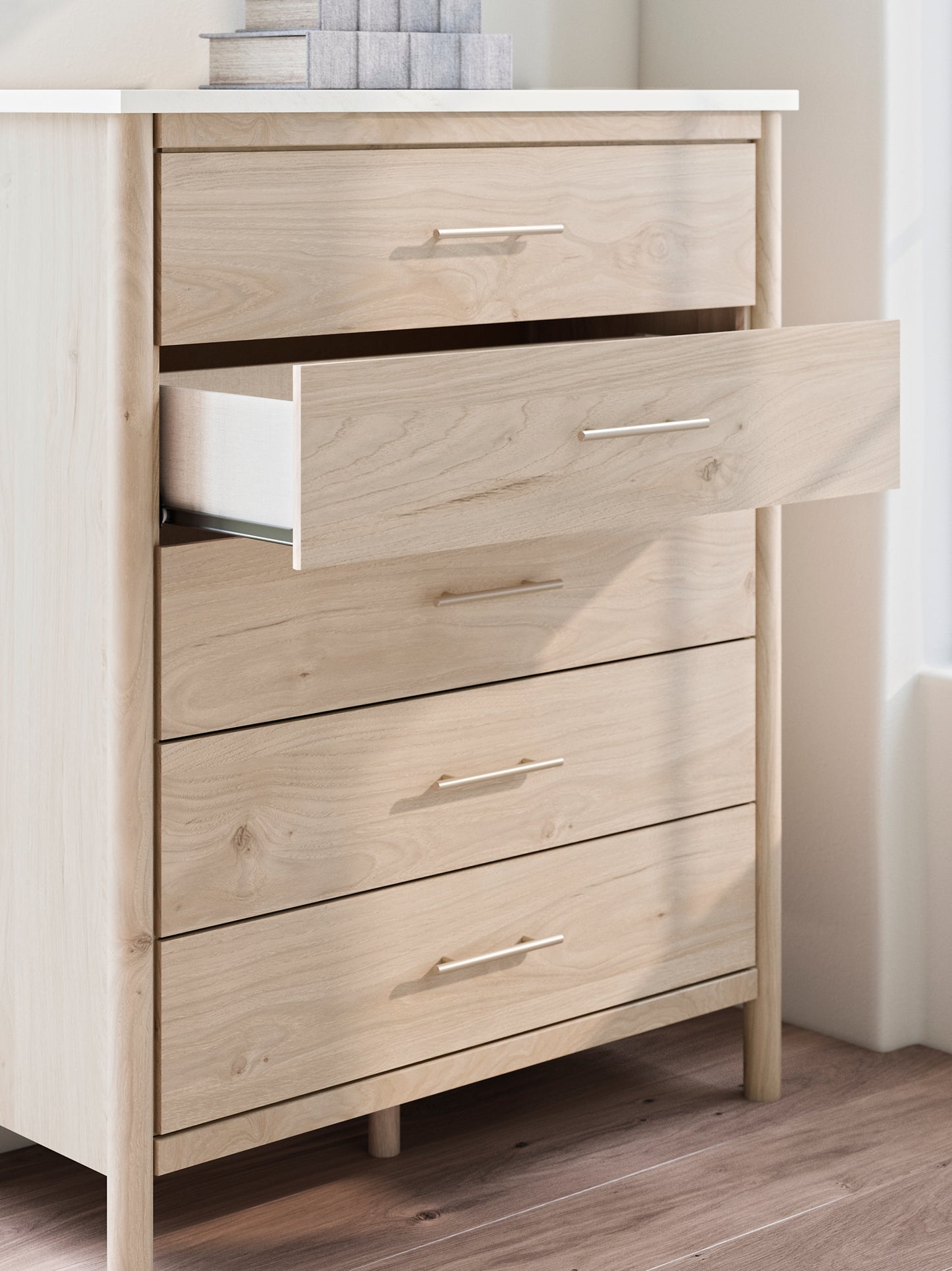 Cama Cadmori tapizada con paneles, cómoda y espejo