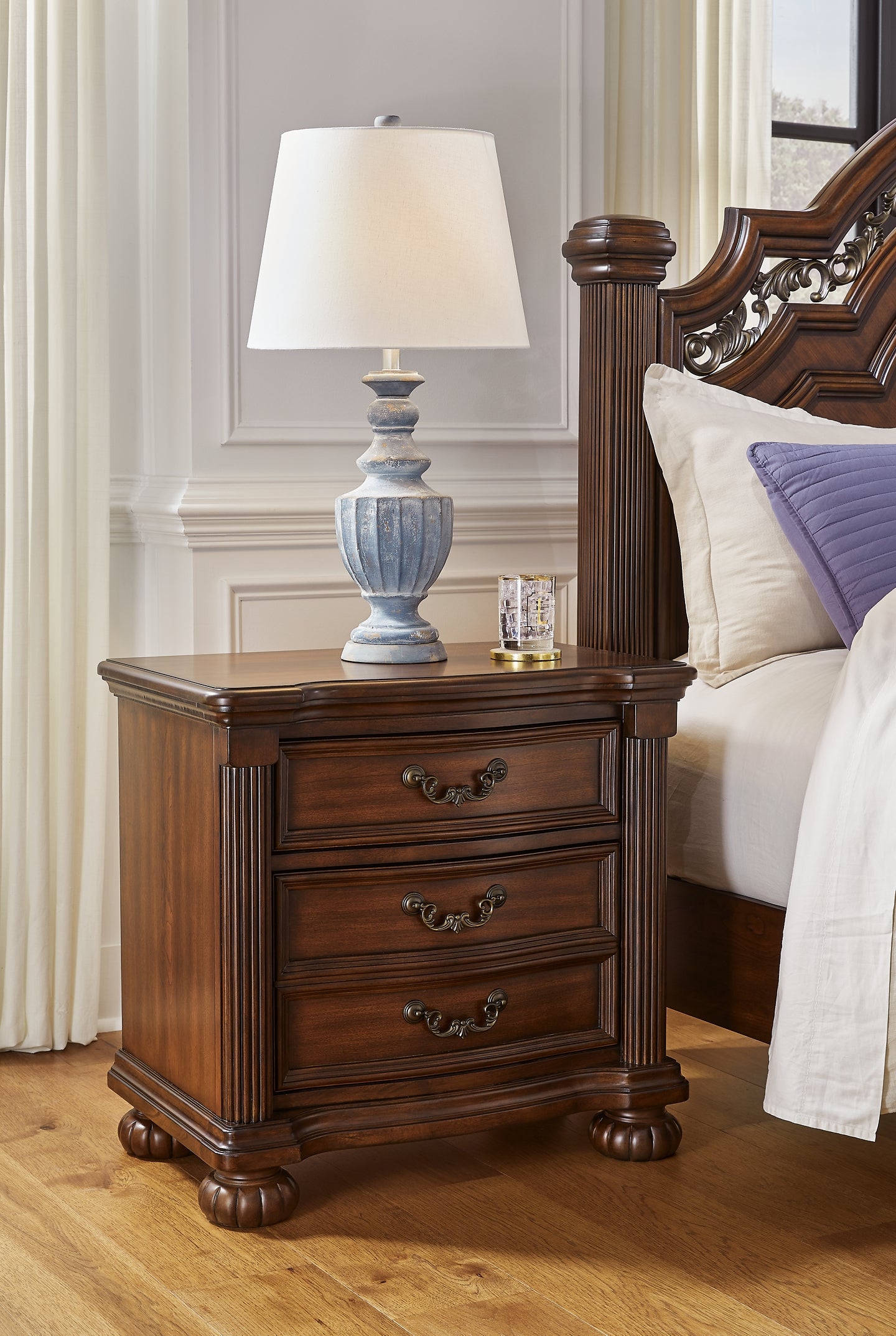 Lavinton Poster Bed With Mirrored Dresser, Chest And Nightstand