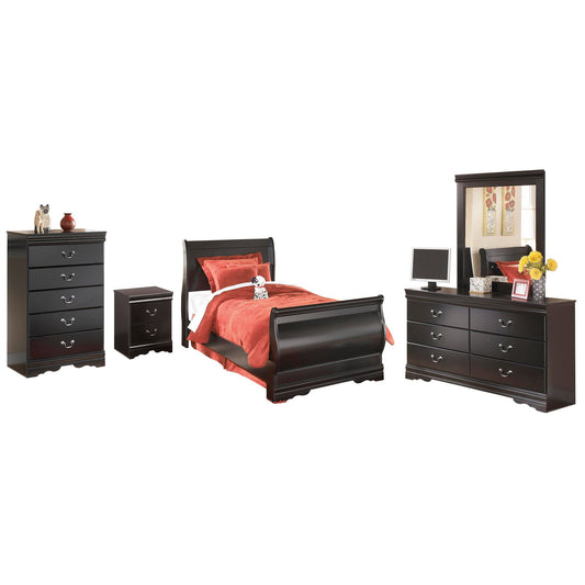 Cama estilo trineo Huey Vineyard con tocador con espejo, cómoda y mesita de noche