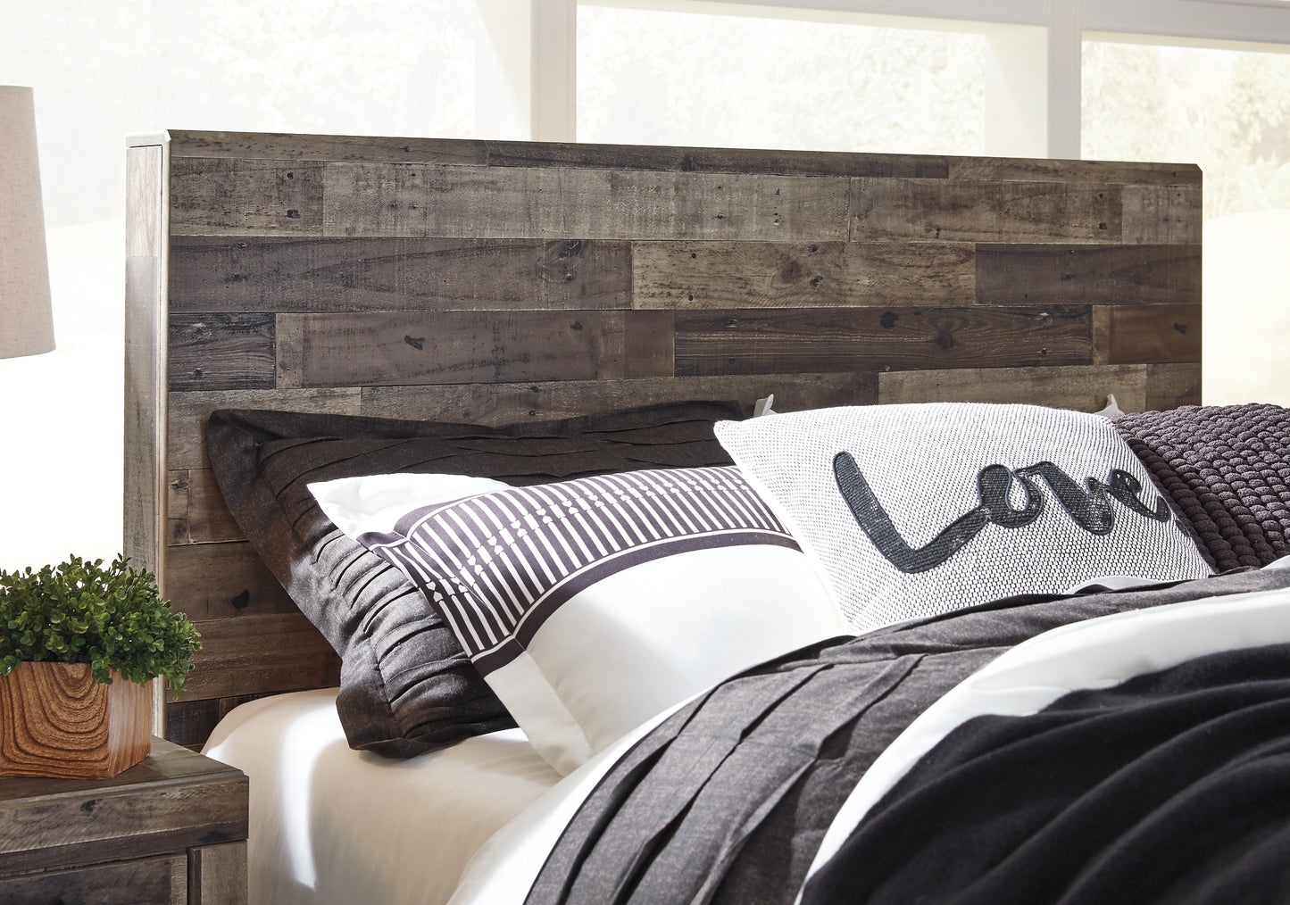 Cama con paneles Derekson y dos cajones de almacenamiento