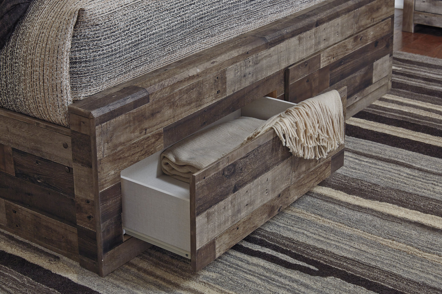 Cama con paneles Derekson y 4 cajones de almacenamiento