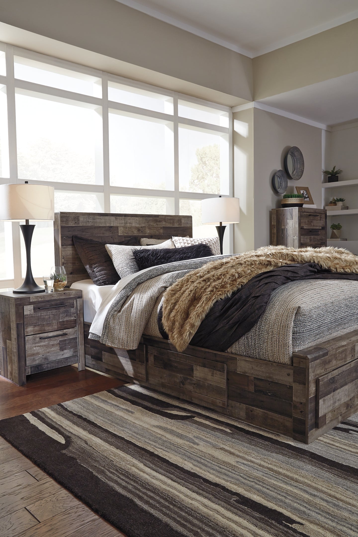 Cama con paneles Derekson y 4 cajones de almacenamiento