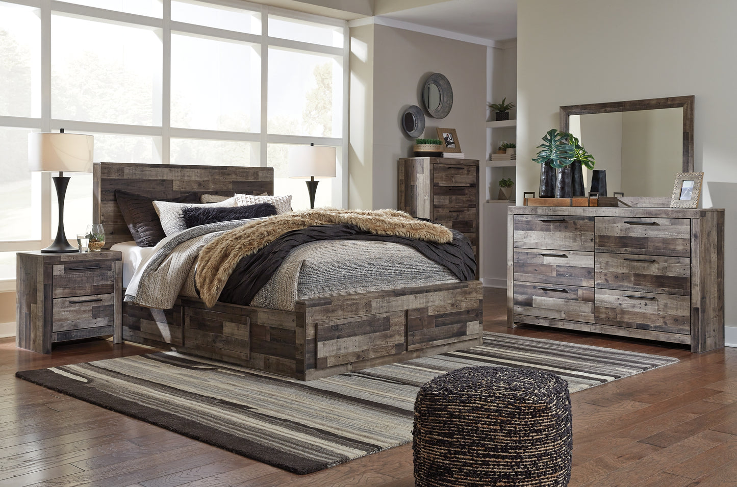 Cama con paneles Derekson y 4 cajones de almacenamiento