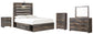 Cama Drystan con dos cajones, cómoda con espejo y mesita de noche.