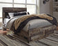 Cama Derekson con dos cajones, cómoda con espejo, cómoda y dos mesitas de noche.