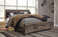 Cama Derekson con paneles, cómoda con espejo y dos mesitas de noche