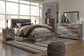 Cama Derekson con dos cajones, cómoda con espejo, cómoda y dos mesitas de noche.