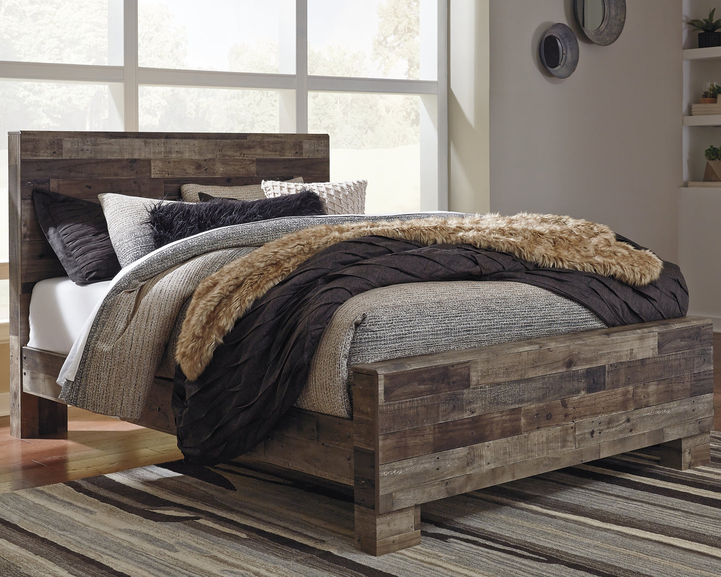 Cama con paneles Derekson, cómoda y espejo