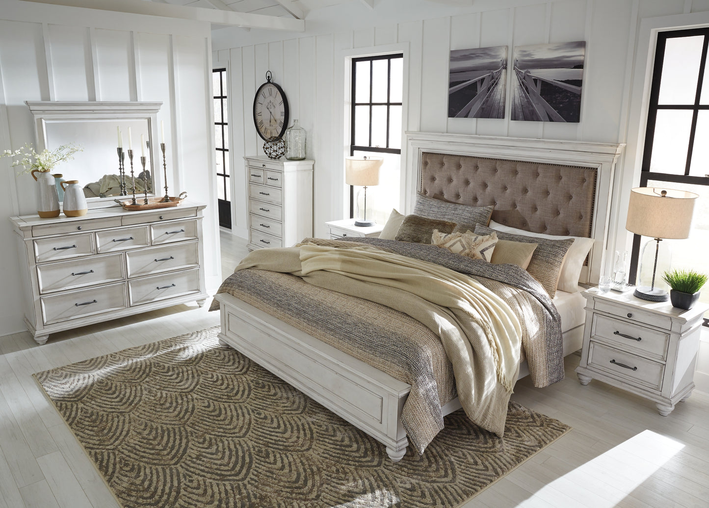 Cama con paneles Kanwyn, cómoda con espejo y arcón