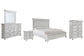 Cama Kanwyn con paneles y espacio de almacenamiento, con tocador con espejo, cómoda y mesita de noche