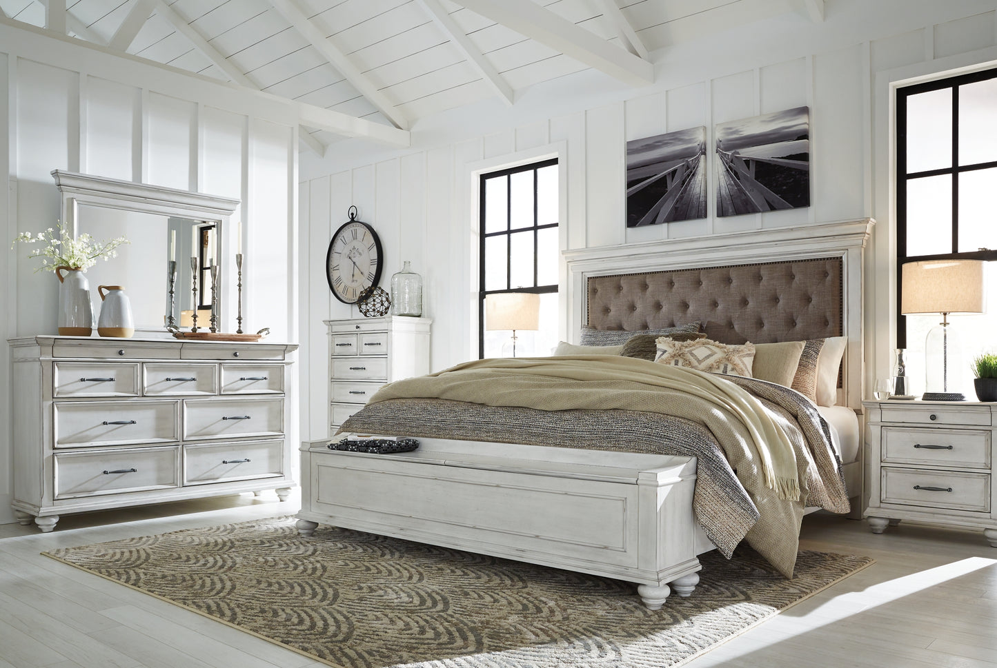 Cama con paneles Kanwyn con espacio de almacenamiento, cómoda con espejo y arcón