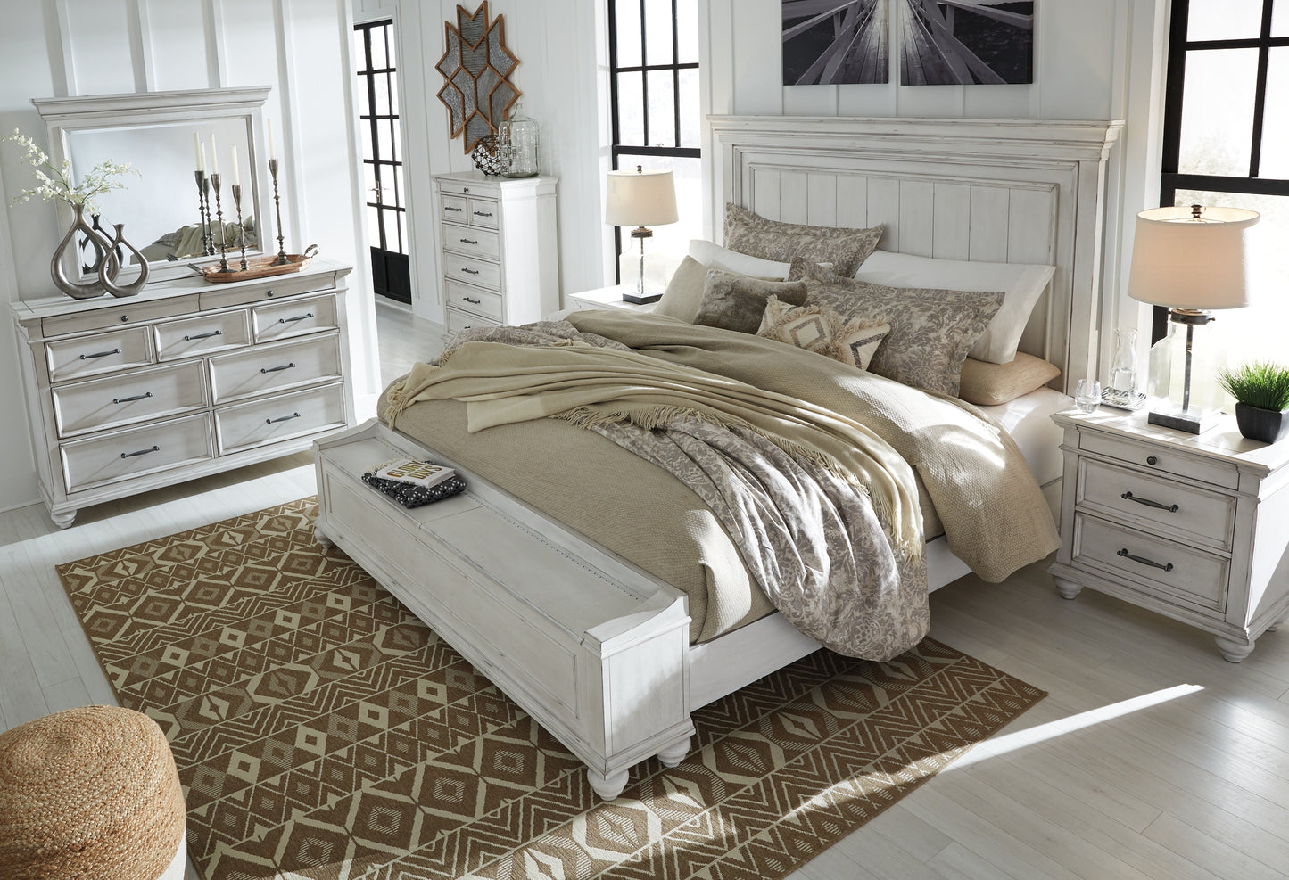 Cama Kanwyn con paneles y espacio de almacenamiento, con tocador con espejo, cómoda y mesita de noche