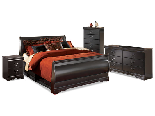 Cama estilo trineo Huey Vineyard con tocador con espejo y mesita de noche