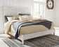 Cama Paxberry con paneles, cómoda y espejo