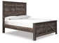 Cama Wynnlow Crossbuck con paneles, cómoda con espejo, arcón y mesita de noche