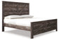 Cama Wynnlow Crossbuck con paneles, cómoda con espejo, arcón y mesita de noche