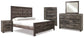 Cama Wynnlow Crossbuck con paneles, cómoda con espejo, arcón y mesita de noche