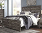 Cama Wynnlow Crossbuck con paneles, cómoda con espejo, arcón y mesita de noche