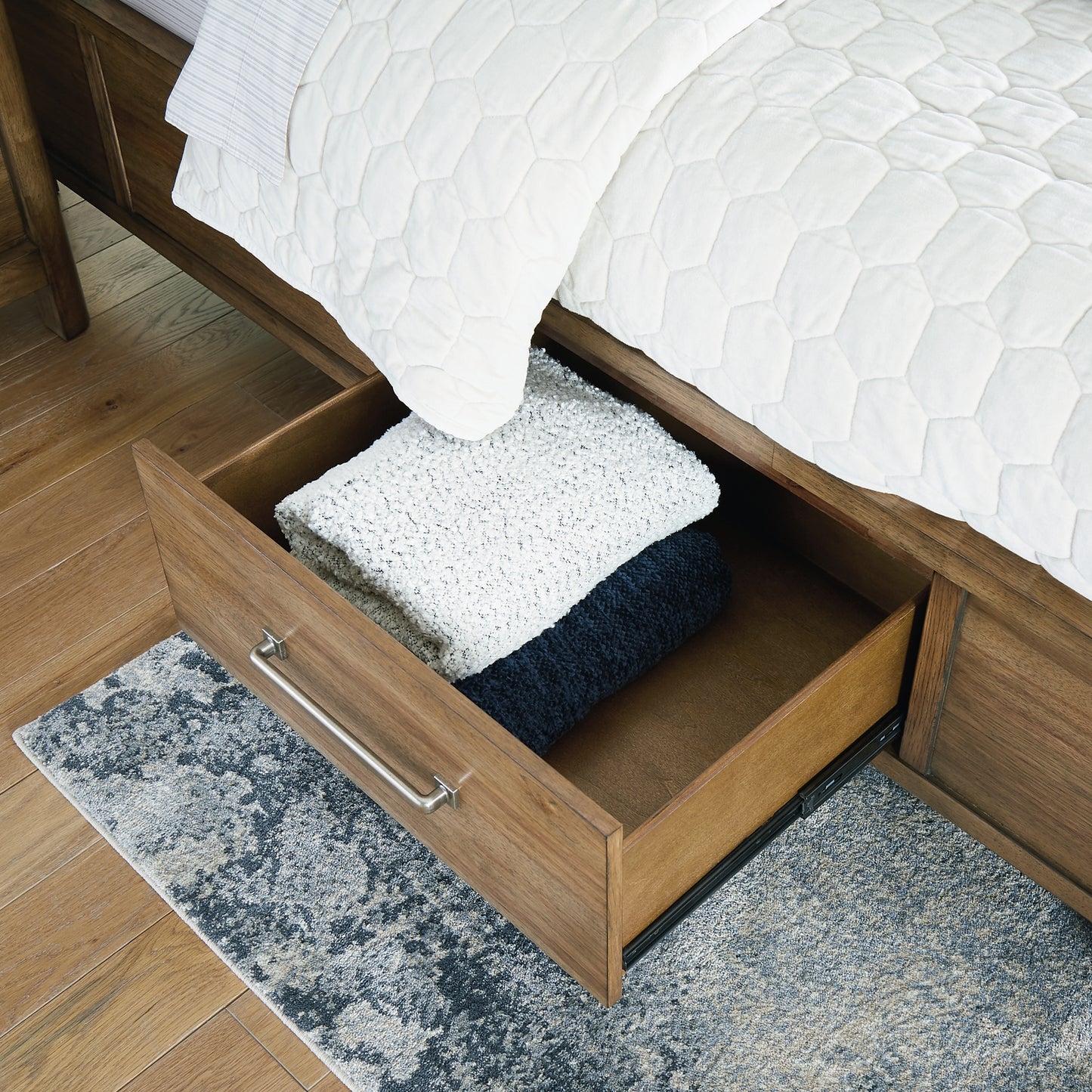 Cama con paneles Cabalynn y almacenamiento