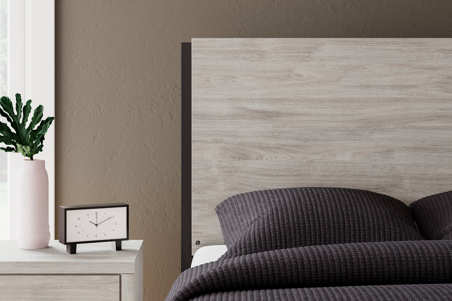 Cama Vessalli con paneles, cómoda con espejo y mesita de noche