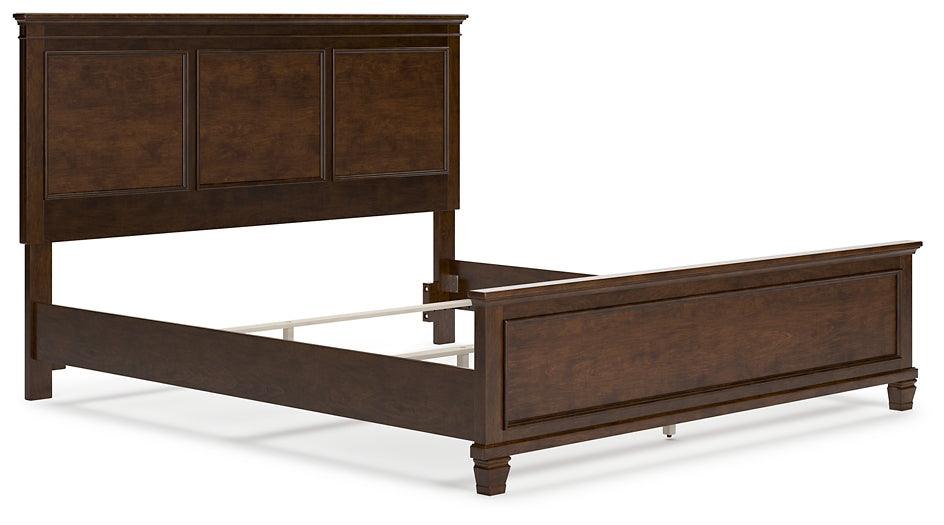 Cama con paneles California de Danabrin, cómoda con espejo y mesita de noche