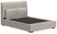 Cama tapizada Cabalynn con cómoda con espejo, cómoda y mesita de noche