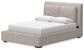 Cama tapizada Cabalynn con cómoda con espejo, cómoda y mesita de noche