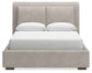 Cama tapizada Cabalynn con cómoda con espejo, cómoda y mesita de noche