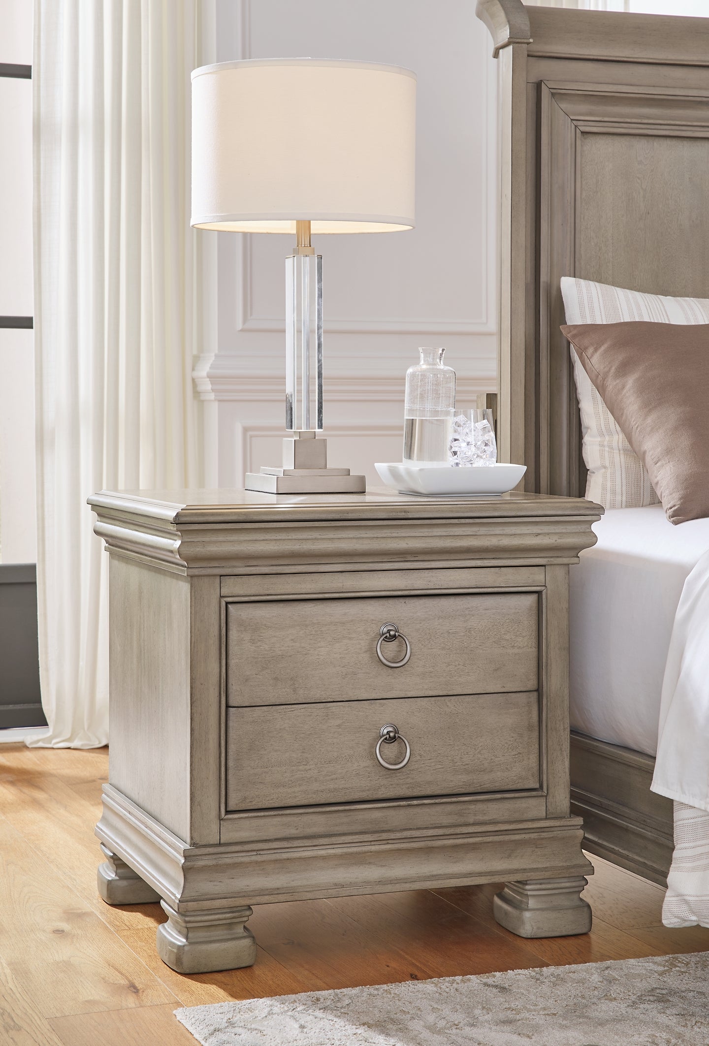 Cama estilo trineo California de Lexorne con tocador con espejo y mesita de noche