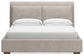 Cama tapizada Cabalynn con cómoda con espejo, cómoda y mesita de noche