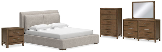 Cama tapizada Cabalynn California con cómoda con espejo, cómoda y mesita de noche