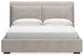 Cama tapizada Cabalynn California con cómoda con espejo, cómoda y mesita de noche