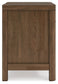 Cama tapizada Cabalynn California con cómoda con espejo, cómoda y mesita de noche