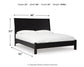 Cama con paneles Danziar y tocador con espejo