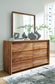 Cama con paneles California de Dressonni y tocador con espejo