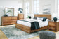 Cama con paneles California de Dressonni y tocador con espejo