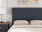 Cama Landocken con paneles, cómoda con espejo y mesita de noche