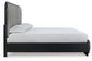 Cama tapizada Rowanbeck con paneles y tocador con espejo