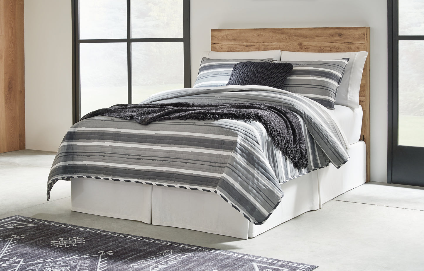 Hyanna  Panel Headboard With Mirrored Dresser And Chest