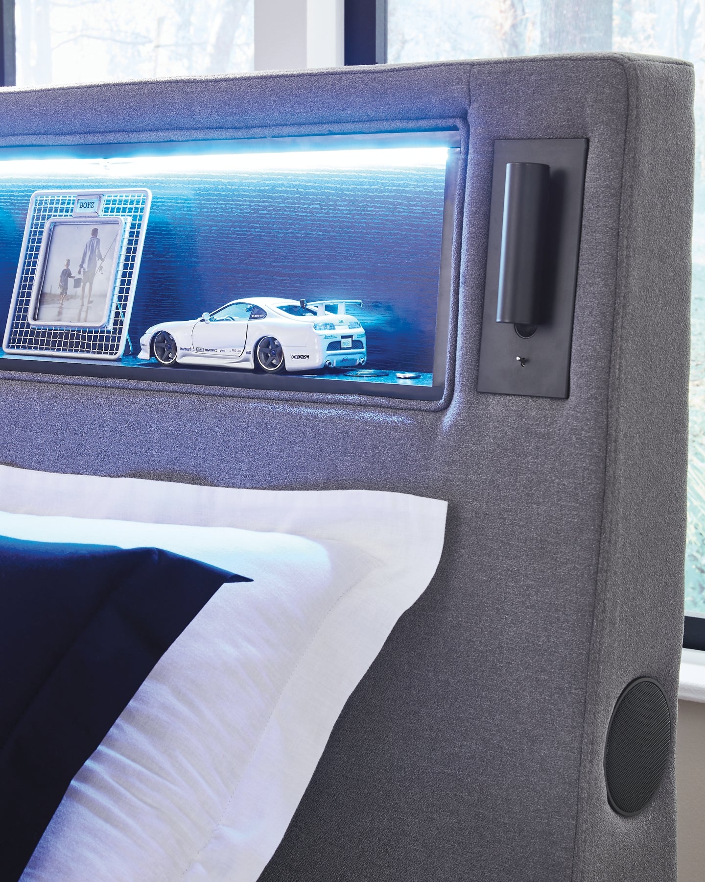 Verishaw  Upholstered Bed