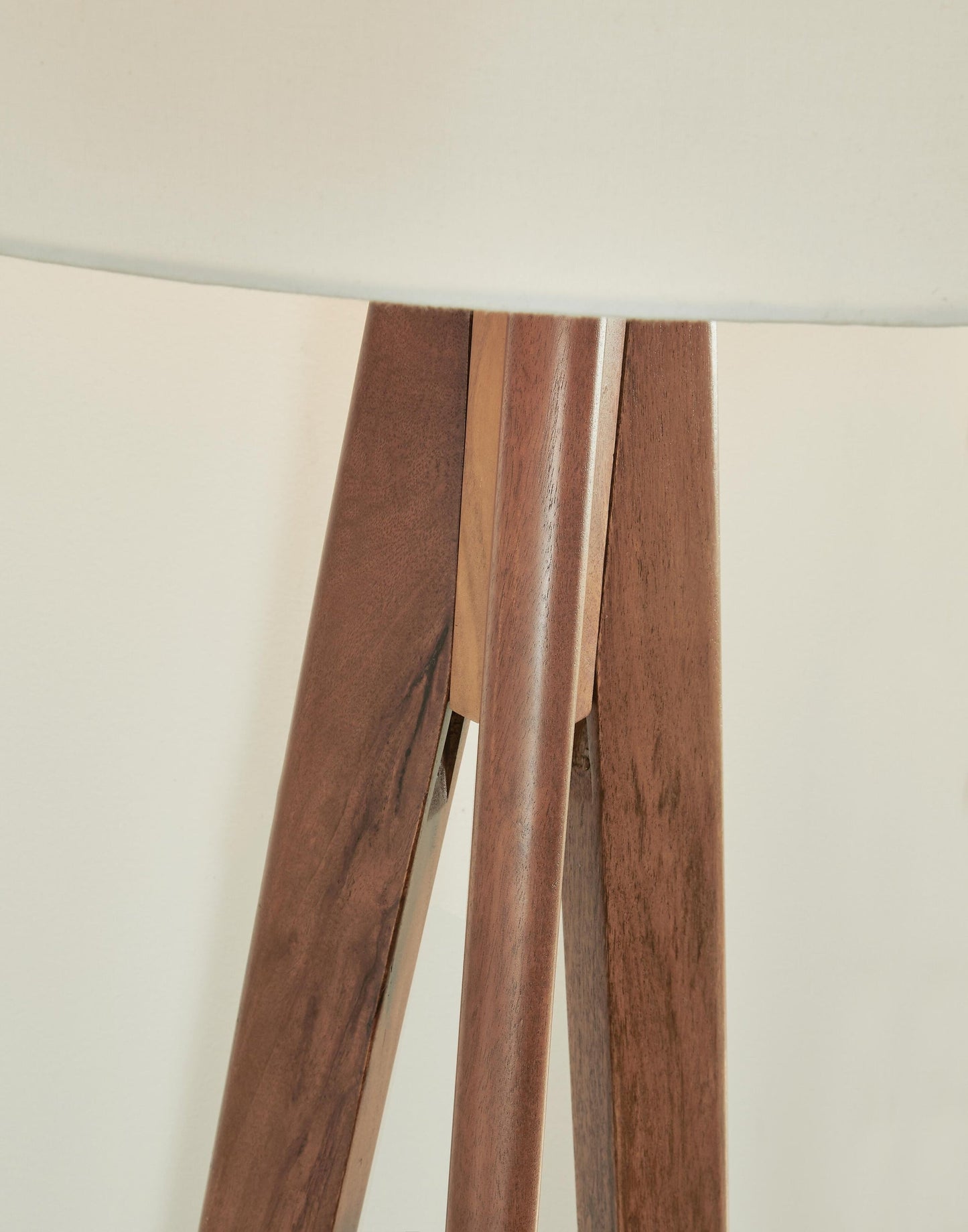 Lámpara de pie de madera Dallson (1 unidad)