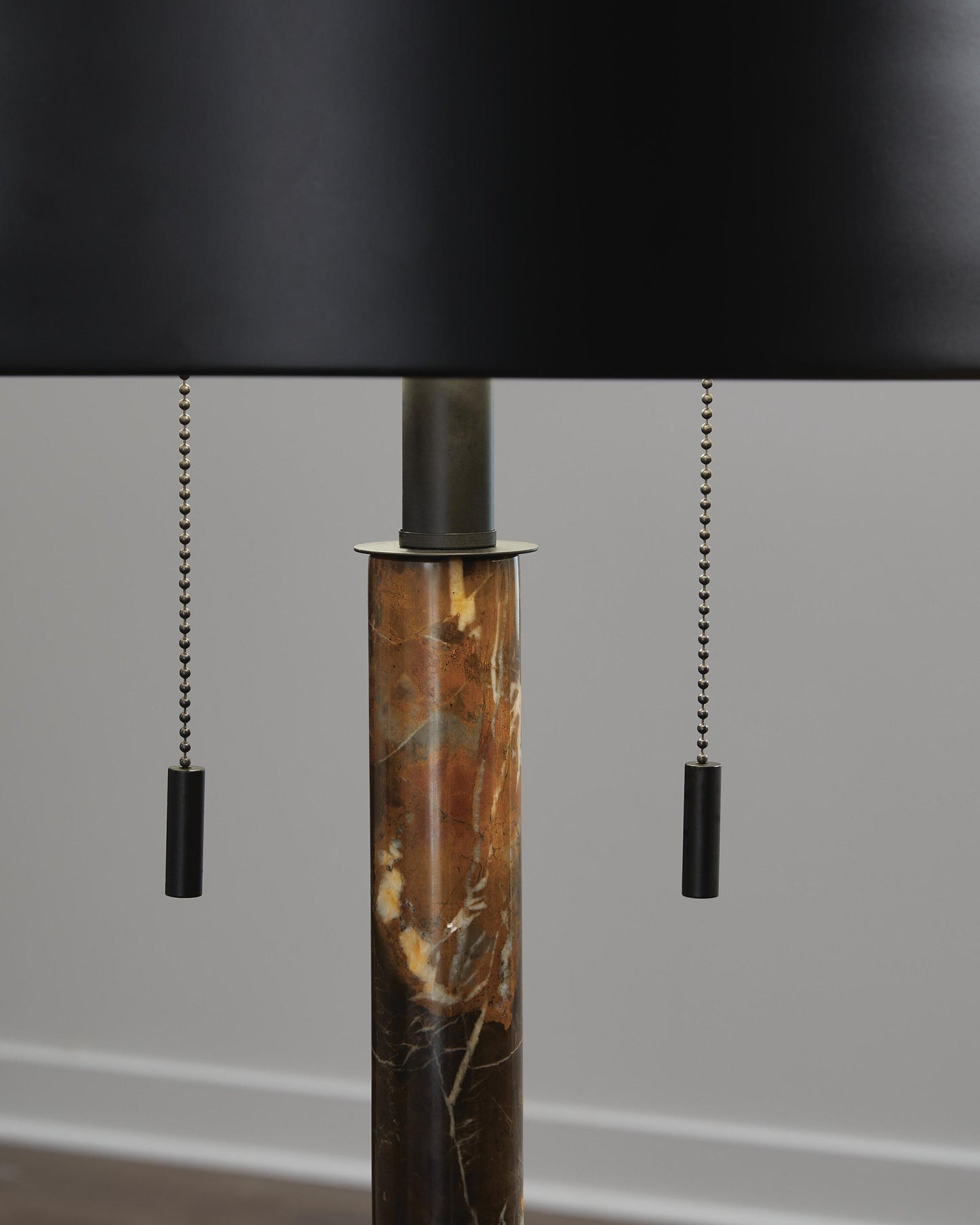 Lámpara de mesa de metal Alanbert (1 unidad)