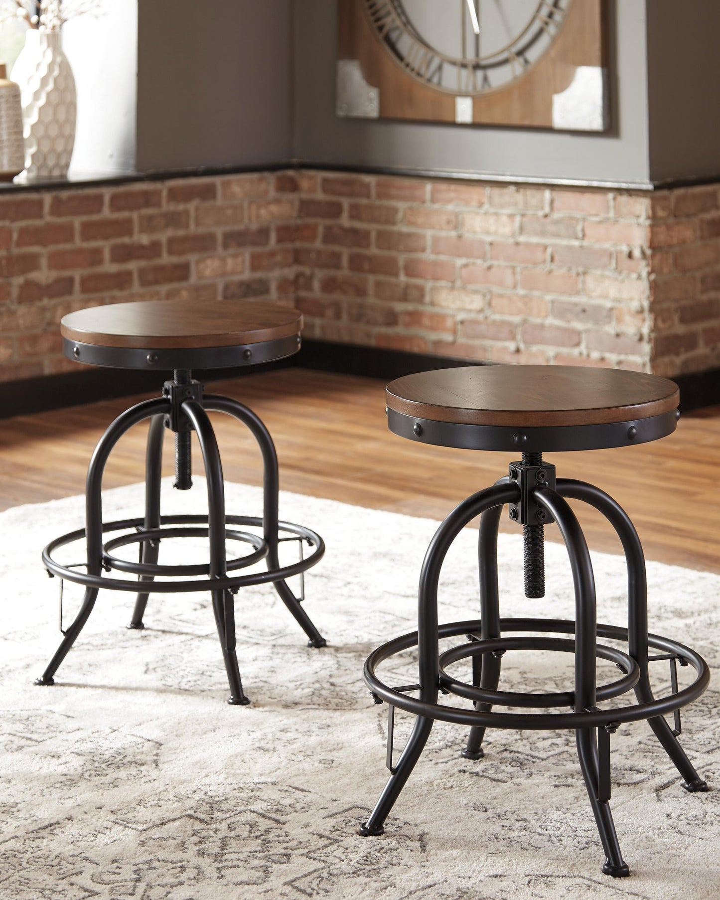 Mesa de comedor de altura de mostrador Valebeck y 4 taburetes