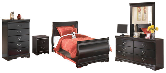 Cama estilo trineo Huey Vineyard con tocador con espejo, cómoda y mesita de noche