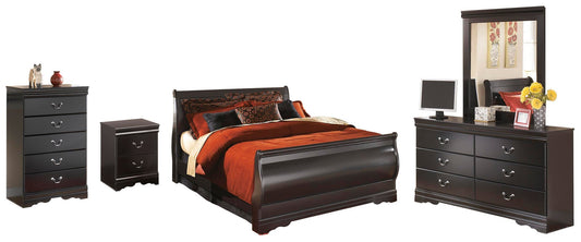 Cama estilo trineo Huey Vineyard con tocador con espejo, cómoda y mesita de noche