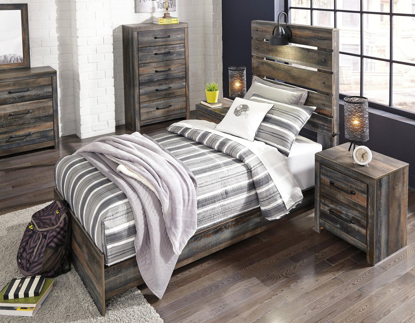 Cama Drystan con paneles, cómoda con espejo y mesita de noche