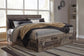 Cama con paneles Derekson con 4 cajones y cómoda con espejo