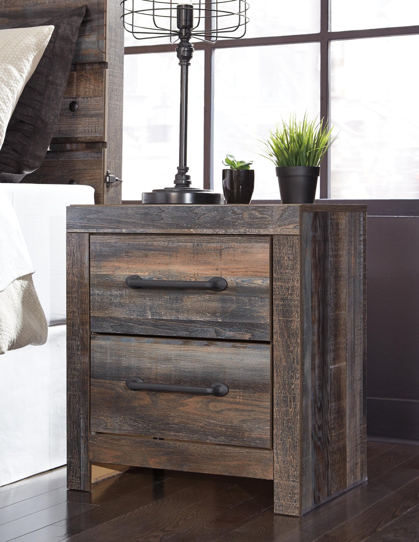 Cama Drystan con dos cajones, cómoda con espejo y mesita de noche.